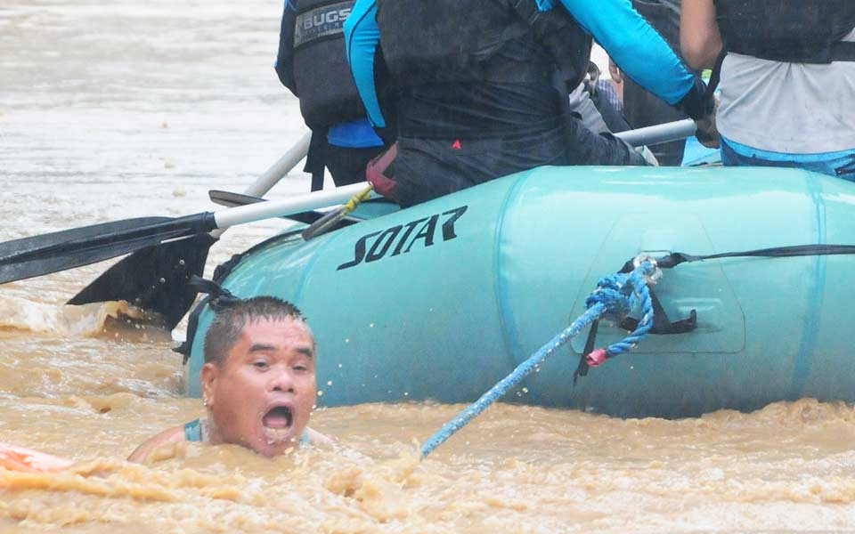 Νεκροί και δεκάδες αγνοούμενοι από τροπική καταιγίδα στις Φιλιππίνες (βίντεο)
